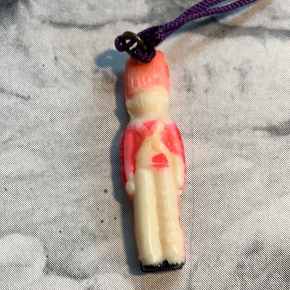 VINTAGE 1940’s CRACKER JACK CELLULOID TOY SOLDIER CHARM PRIZE - Picture 3 of 4
